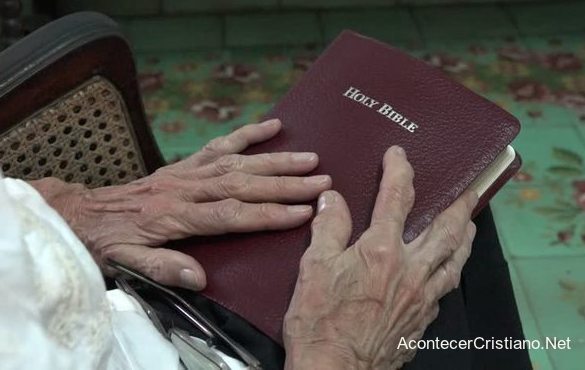 Mujer anciana con Biblia