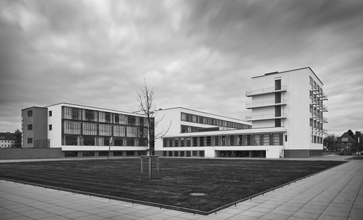 Staatliches Bauhaus Building in Dessau | Walter Gropius | Data + Photos + Plans 