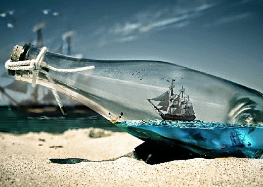 Uma garrafa perdida na areia da praia com uma paisagem marítima  com um navio dentro dela.