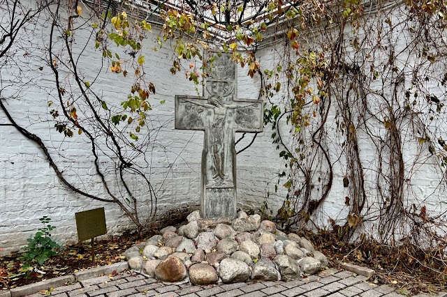 улица Большая Лубянка, Рождественский бульвар, территория Сретенского ставропигиального мужского монастыря, памятный крест