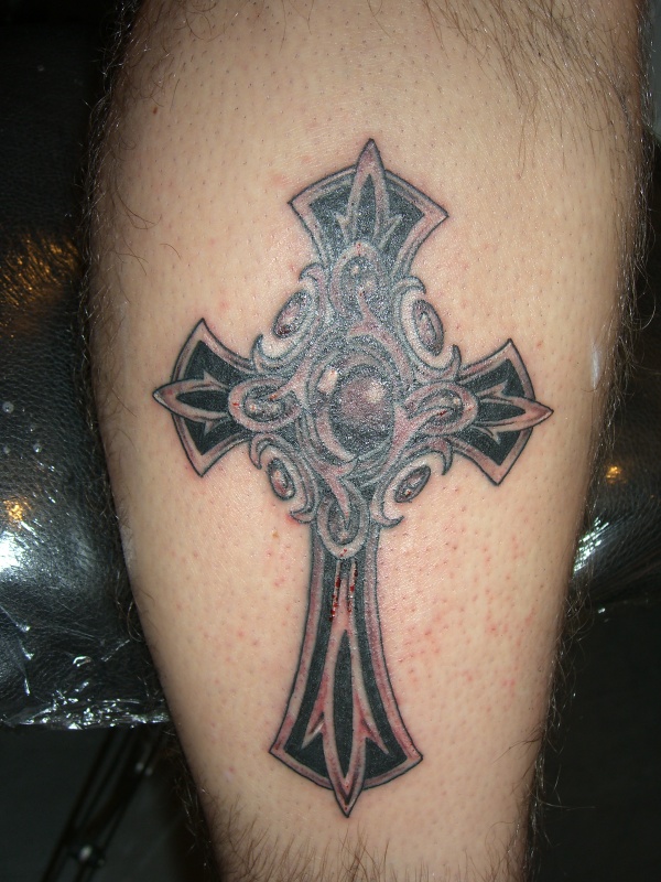 body panting celebrity: tattoo celtic cross