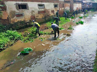 Satgas Citarum Harum Sektor 4 Sub 4 dipimpin  Serma Misbah melaksanakan Kegiatan Pembersihan  Rumput  di Bantaran Sungai  Citangkurak Kp Pajagalan.RT.02 /RW.04