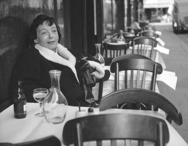 Foto da escritora Marguerite Duras no Petit Saint-Bernît, 1955