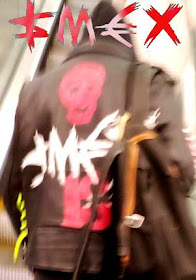 Парень в кожаной куртке $MEX, название панк группы СМЕХ