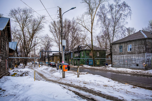 улица весной среди деревянных домов