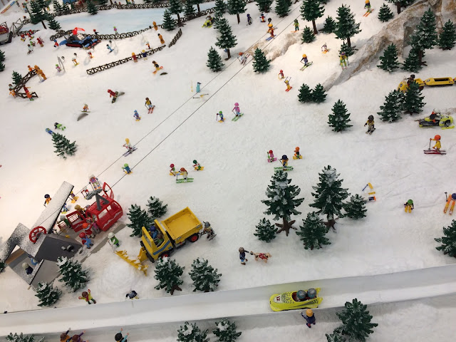 Diorama de una estación de esquí con figuras de playmobil