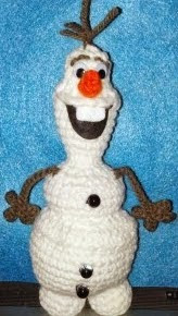 http://translate.google.es/translate?hl=es&sl=en&tl=es&u=http%3A%2F%2Fyarnwars.com%2Ffree-patterns-created-yarnwars%2Ffree-olaf-inspired-crochet-doll%2F