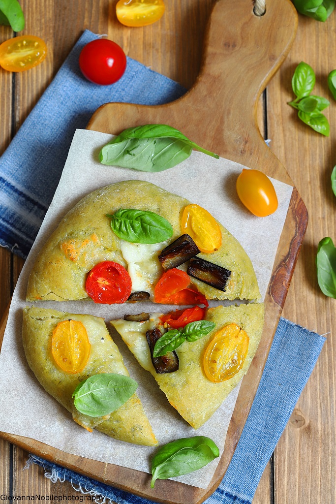 Pizza al pesto con pomodorini e melanzane