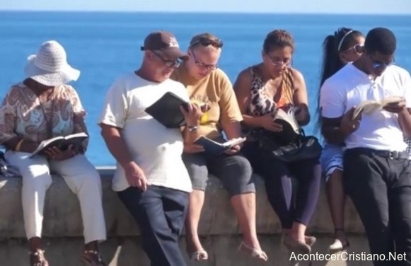 Cristianos leen la Biblia en el malecón de La Habana