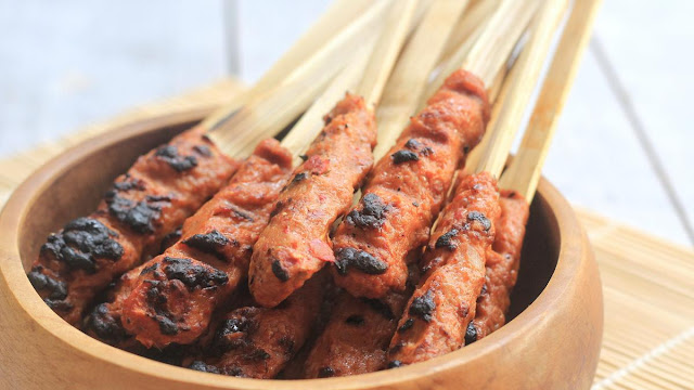 Sate pusut khas Lombok. Sumber Fimela