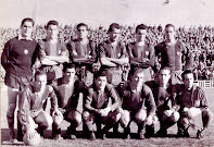 C. F. BARCELONA - Barcelona, España - Temporada 1957-58 - Ramallets, Segarra, Olivella, Gracia, Vergés, Luis Suárez; Basora, Evaristo, Eulogio Martínez, Kubala, Tejada y Ángel Mur (masajista) - REAL VALLADOLID DEPORTIVO 1 (Badenes) C. F. BARCELONA 2 (Eulogio Martínez 2) - 10/11/1957 - Liga de 1ª División, jornada 9 - Valladolid, estadio Municipal José Zorrilla