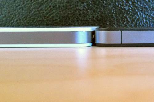 White iPhone 4 Is Thicker Than Black iPhone 4 With [Screenshots]