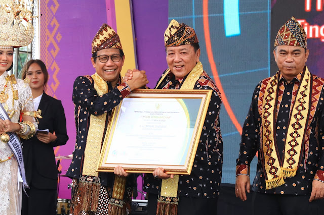 Gubernur Arinal Djunaidi Menerima Penghargaan Lencana Pembina Tingkat Provinsi dari Menteri Desa, PDTT Republik Indonesia