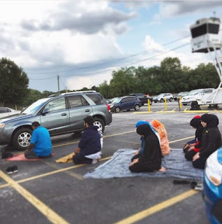 Can we pray salat while in a moving car?