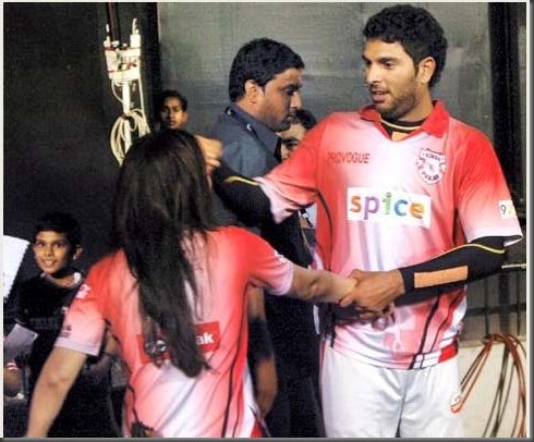 Preity Zinta Kissing Yuvraj Singh in Public