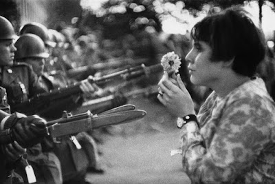 La jeune fille à la fleur - marc Riboud - 1967