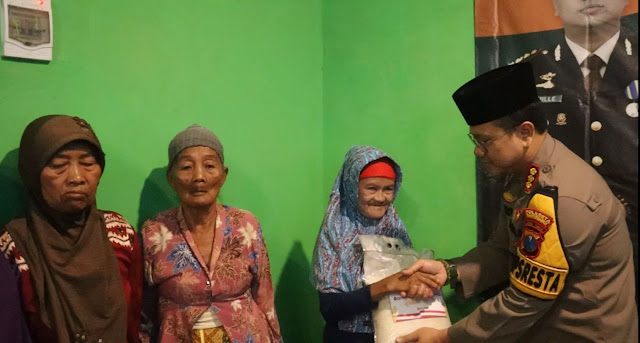 Polri Berbagi, Kapolresta Banyuwangi Distribusikan Bansos Untuk Masyarakat Pinggiran