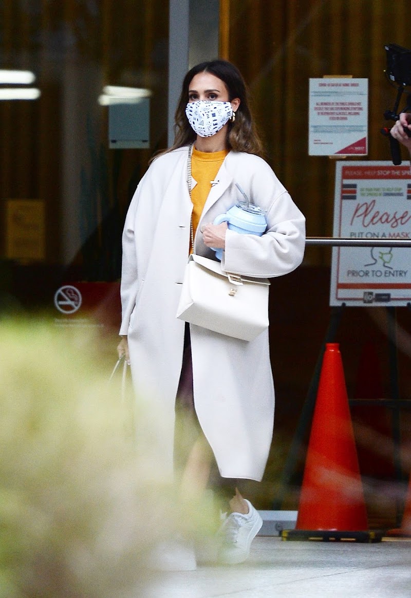 Jessica Alba Leaves and Office Building in Los Angeles 21 APr-2021