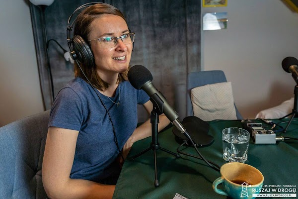 Kasia Marczewska prowadzi wywiad w studio na Zielonym Wzgórzu
