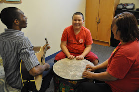 Alex在巴沙迪那兒童發展機構接受音樂治療，老師彈吉他而他打鼓。(記者賴至巧／攝影)