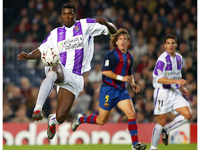 Makukula controla un balón ante la mirada de CArlos Pujol en partido de Liga que enfrenta al FC Barcelona y Real Valladolid