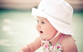 cute_baby_with_white_hat