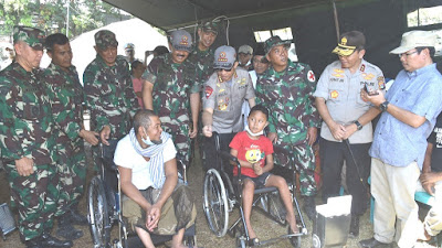 TNI Kirim 100 Tenda, 200 Kursi Roda dan 200 Kruk ke Lombok