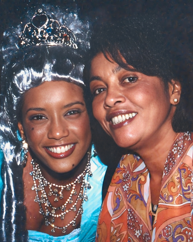 Foto de Taís Araújo e a mãe dela na época de Xica da Silva