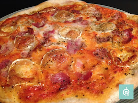 Pizza con bacon y queso de cabra (masa de pan hecha en casa) - Receta - el gastrónomo - ÁlvaroGP