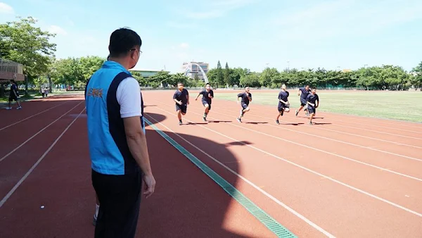 ▲鹿港鎮長許志宏今日前往鹿港鎮立體育場，為即將參加「彰化縣111年度縣民運動大會」的選手們加油打氣。（圖／記者林明佑翻攝）