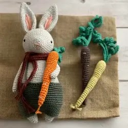 conejito amigurumi con zanahorias