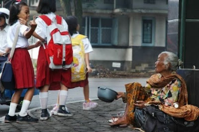 Foto Memalukan Anak SD Indonesia yg tersebar di media barat
