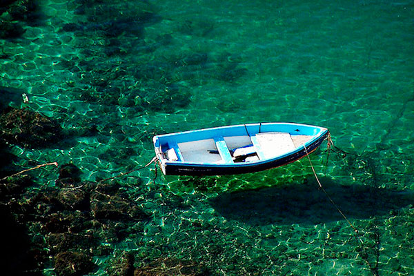 Una barca sobre aguas cristalinas.