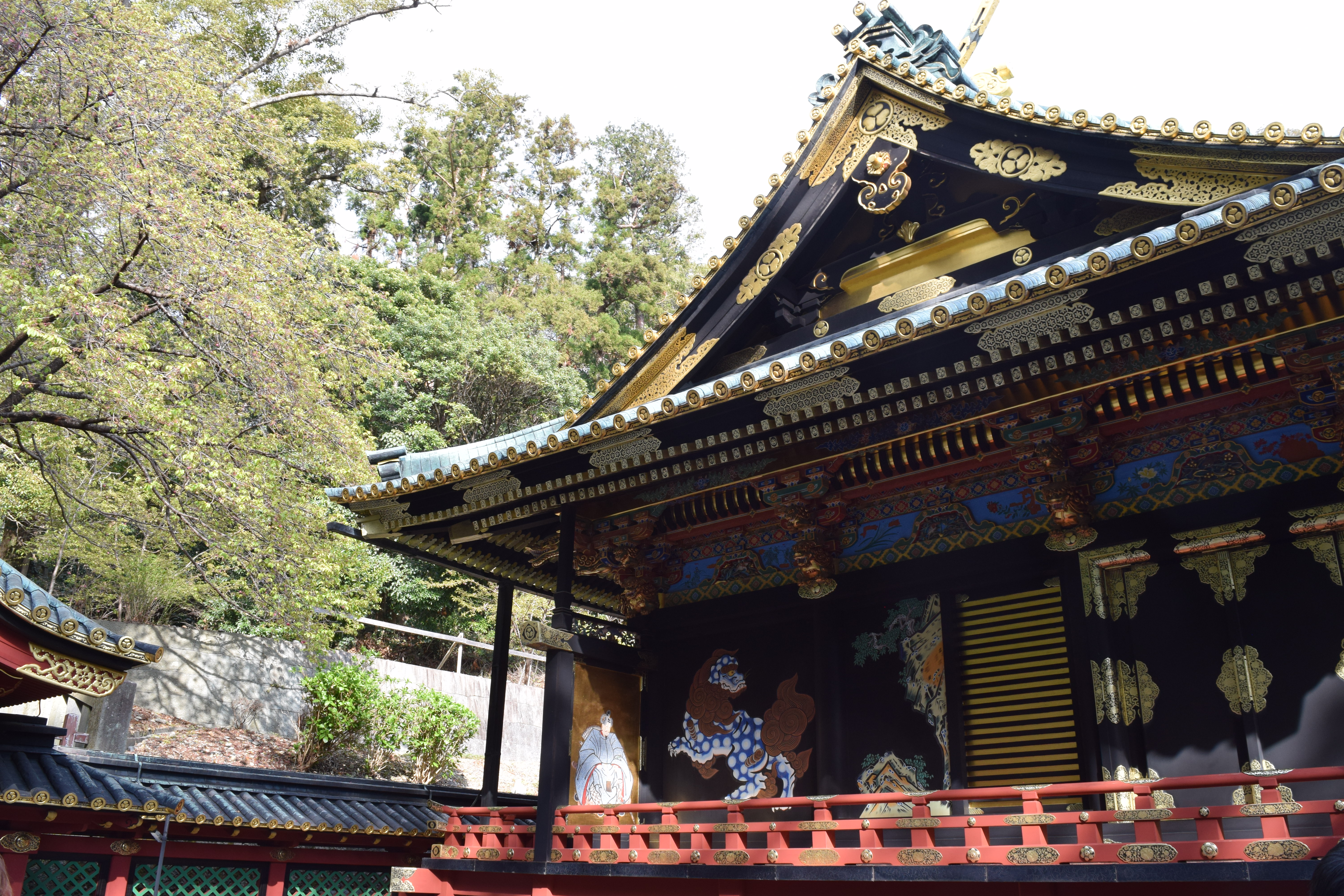 Paintings on the wall of Kunozan Toshogu shrine, Shizuoka. There is a lion-like creature with one eye which is blue with white polka dots on it.