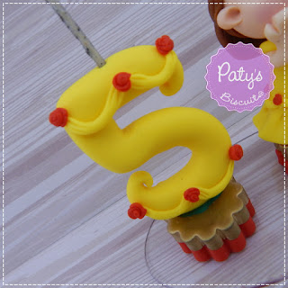 Mini topinho com vela A Bela e a Fera - Topo de bolo de festa infantil - Paty's Biscuit
