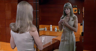 La sensual Julie Christie en la piel de la sensual Linda Montag se soba las domingas comprobando la reafirmación de sus senos turgentes - Fahrenheit 451