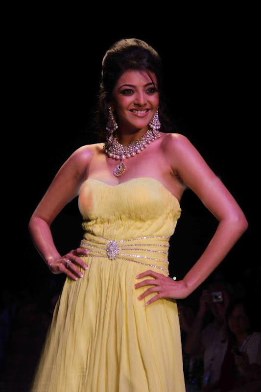 Kajal Agarwal walks on Ramp at India International Jewellery Week  for CVM Exports Show glamour images