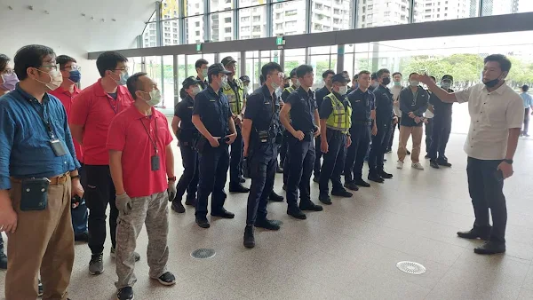 ▲歌劇院接炸彈恐嚇，警方獲報後不敢大意，由分局長賈立民親自率隊，會同歌劇院館方人員廣播，實施人員疏散，並分層分樓進行地毯式搜查。（記者林明佑翻攝）