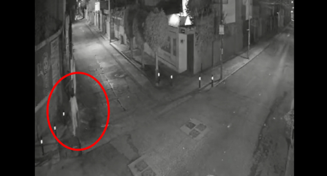 Video: Una mujer es captada corriendo aterrorizada tras ser perseguía por calle, unos iban a pie y otros en el coche