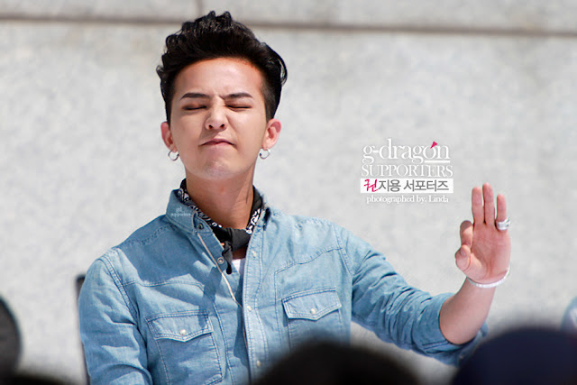 G-Dragon at Gwanghamun