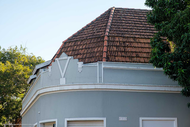 Detlahe da decoração na platibanda de uma casa