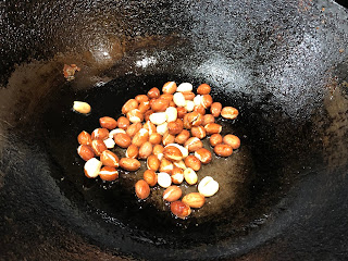 Fried peanut in the wok