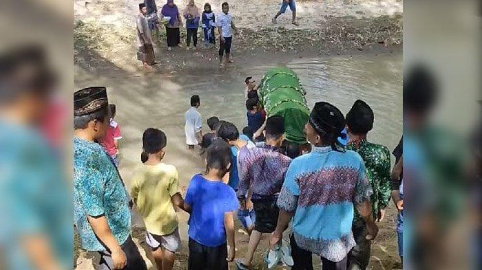 Mengapa Warga Ponorogo Ini Nekat Gotong Jenazah Menyeberangi Sungai?