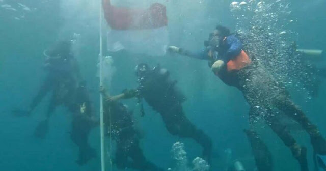 PersatuanindoNEWS.com - Danrem 011/Lilawangsa (Danrem) Colonel Captain Cavalry Hertantyawan carried out the raising of the Indonesian flag underwater in commemoration of the 78th Anniversary of Independence of the Republic of Indonesia in 2023 at Post 56 PT. PAG Ujong Batee, Blang Pulo Village, Muara Satu District, Lhokseumawe City, Thursday (17/8/2023).