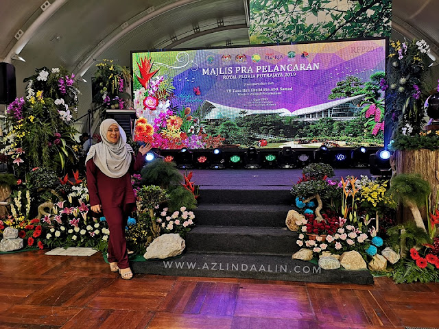 ROYAL FLORIA PUTRAJAYA 2019 DI TAMAN BOTANI PRECINCT 1 PUTRAJAYA -  Assalamualikum dan selamat sejahtera semua. Alhamdulillah, semalam dengan izinNYA mummy berkesempatan menghadiri ke Majlis Pra Pelancaran Royal FLORIA Putrajaya 2019 yang di anjurkan oleh Perbadanan Putrajaya (PPj). Berbeza tahun ini dan tahun sebelumnya, kerana pada tahun 2019 ni ROYAL FLORIA PUTRAJAYA bukan berada di Presint 4 lagi. Tetapi, ROYAL FLORIA PUTRAJAYA 2019 BERADI DI TAMAN BOTANI PRECINCT 1 PUTRAJAYA  ROYAL FLORIA PUTRAJAYA 2019 DI TAMAN BOTANI PRECINCT 1 PUTRAJAYA    Meriah stage dengan bunga-bungaan. Hati mummy pun turut berbunga...cewahhhhhh gituuuuuu ! Oh ya, semasa PRA PELANCARAN ROYAL FLORIA PUTRAJAYA 2019 DI TAMAN BOTANI PRECINCT 1 PUTRAJAYA ramai dif-dif kehormat yang turut hadir sama.       ROYAL FLORIA PUTRAJAYA 2019 DI TAMAN BOTANI PRECINCT 1 PUTRAJAYA yang di sempurnakan oleh YB Tuan Haji Khalid bin Abd Samad - Menteri Wilayah Persekutuan, YBhg. Datuk Seri Haji Saripuddin bin Kasim - Ketua Setiausaha Kementerian Wilayah Persekutuan dan Datuk Dr. Aminuddin bin Hassim - President PPj      ROYAL FLORIA PUTRAJAYA 2019 (RFP 2019) ini merupakan edisi ke 11 penganjurannya di Putrajaya ini. Dan, kali ini ianya bertemakan MOTHER OF ALL GARDENS, di mana festival ini akan mengetengahkan orkid dan juga bonsai sebagai bunga tema festval ROYAL FLORIA PUTRAJAYA 2019 DI TAMAN BOTANI PRECINCT 1 PUTRAJAYA    Matlamat utama ROYAL FLORIA PUTRAJAYA 2019 (RFP 2019) adalah untuk memperkukuhkan dan menjenamakan imej Putrajaya sebagai " Bandar raya Berbunga"   BILAKAH ROYAL FLORIA PUTRAJAYA 2019 DI TAMAN BOTANI PRECINCT 1 PUTRAJAYA DI ADAKAN?     Bilakah ROYAL FLORIA PUTRAJAYA 2019 DI TAMAN BOTANI PRECINCT 1 PUTRAJAYA diadakan? Haaa...semalam pun masa mummy up status pelancaran ROYAL FLORIA PUTRAJAYA 2019 DI TAMAN BOTANI PRECINCT 1 PUTRAJAYA, ramai yang bertanyakan pada mummy. Bila nak start Royal Floria ni? Semua tak sabarkan...ye lah bukan selalu pun ROYAL FLORIA PUTRAJAYA 2019 DI TAMAN BOTANI PRECINCT 1 PUTRAJAYA ni ada . Setahun sekali aje.     ROYAL FLORIA PUTRAJAYA 2019 DI TAMAN BOTANI PRECINCT 1 PUTRAJAYA (RFP 2019) yang mempamerkan sejumlah 1 juta kuntum bunga-bungaan dari pelbagai spectrum warna warni, tidak kurang dari 500 variati spesis orkid serta lebih dari 100 koleksi bonsai akan di adakan pada :-    Royal Floria Putrajaya 2019  Tarikh: 31 Ogos - 8 Sept 2019 Masa: 10.00 pagi - 10.00 malam Tempat: Taman Botani Putrajaya (waze pun boleh)           Terdapat 5 buah negara menyertai festival ini iaitu dari Singapura, Thailand, Korea, Taiwan, Indonesia dan dia anggarkan 500 ribu pengunjung akan berkunjung di sepanjang 9 hari festival ROYAL FLORIA PUTRAJAYA 2019 (RFP 2019)  HARGA TIKET ROYAL FLORIA PUTRAJAYA 2019 (RFP 2019)   Harga tiket masuk ke ROYAL FLORIA PUTRAJAYA 2019 (RFP 2019)  :-  Dewasa : RM5 (MyKad), RM10 (tanpa MyKad) Kanak-kanak (7 - 12 tahun): RM3 (MyKad), RM6 (tanpa MyKad) Warga Emas / OKU : RM3 (MyKad), RM6 (tanpa MyKad)  Pembelian tiket untuk ke ROYAL FLORIA PUTRAJAYA 2019 (RFP 2019) boleh di beli di kaunter, website : https://ticket.smart.putrajaya.my atau melalui aplikasi Putrajaya Mobile.    Floria Fun Run 2019        Bagi pengumpul medal for run atau yang sukakan aktiviti run for fun. Pihak Putrajaya dan Royal Floria mengadakan juga Floria Fun Run 2019          Harga 5 KM Floria Fun Run 2019 seperti di atas, akan di adakan pada :-   Tarikh : 7th September 2019 (Sabtu)  Masa: 7:00 pagi Tempat : Taman Botani, Putrajaya   Untuk sertai, korang boleh ke :-  1. http://jomrun.com/event/floria-fun-run-2019  Langkah untuk mendaftar :- i. Download JomRun from Play Store / App Store  Android app: http://bit.ly/jomrun Iphone app: http://bit.ly/jomrunios ii. Sign up a JomRun account  iii. Tab on ‘Event’  iv. Search for Floria v. Fill in participant detail and pay online  Okay...dapat tiket dah ! 😉  2. https://www.ticket2u.com.my/event/14312  3. https://howei.com/event_details/floriafunrun2019  Selanjutnya mengenai Royal Floria 2019 dan Floria Fun Run 2019 sila ke :-  Facebook : https://www.facebook.com/FloriaPutrajaya/ Instagram : @putrajayafloria