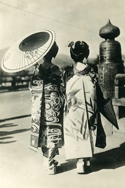 1945 ~ Japanese Geishas #1940s #kimono #geisha #japan #fashion