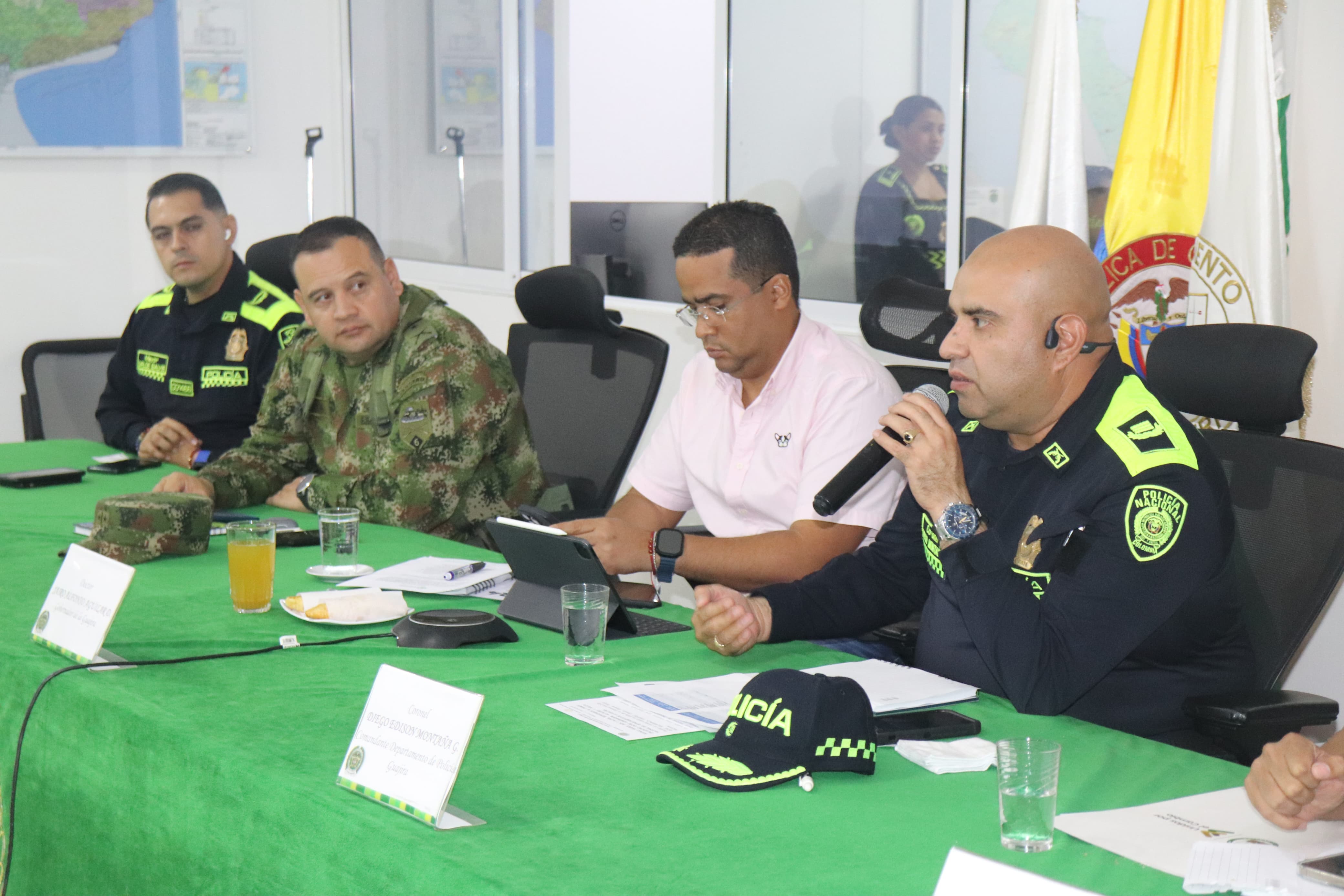 https://www.notasrosas.com/Comandantes de la Policía Guajira y el Ejército Nacional se reunen con el gobernador y los 15 alcaldes de la península