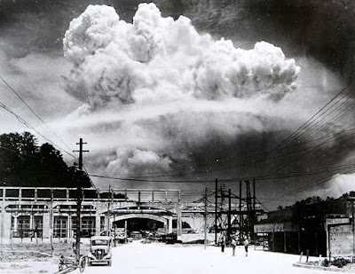 Bomba atómica sobre Nagasaki tomada 15 minutos después de la isla de Koyagi-jima por el fotógrafo Hiromichi Matsuda. Primera fotografía desde tierra de una bomba atómica.