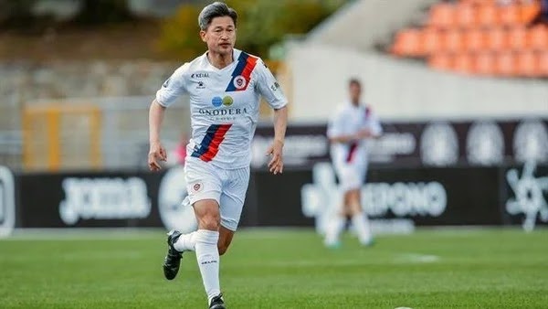 Jogador japonês com 56 anos estreia-se em Portugal.