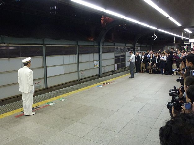 お召し列車を敬礼して待つ東京駅長